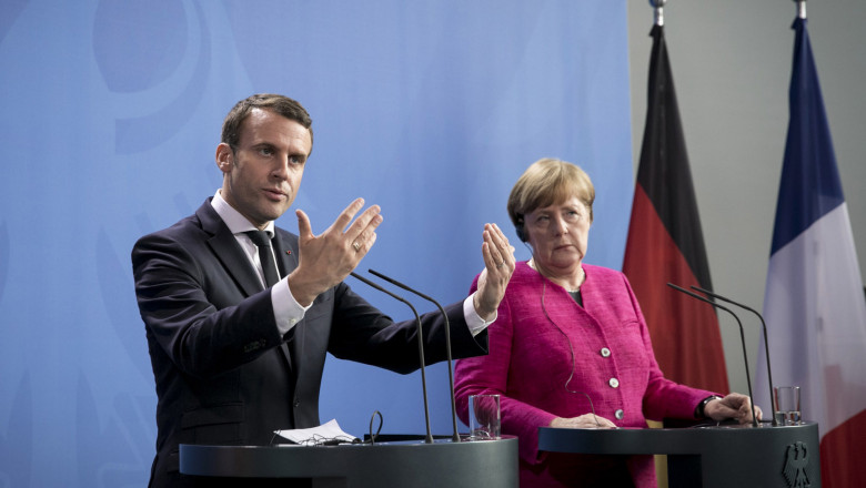 Emmanuel Macron și Angela Merkel la o conferință de presă comună.