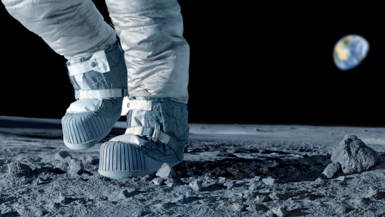 Astronaut păşeşte pe Lună, ilustraţie