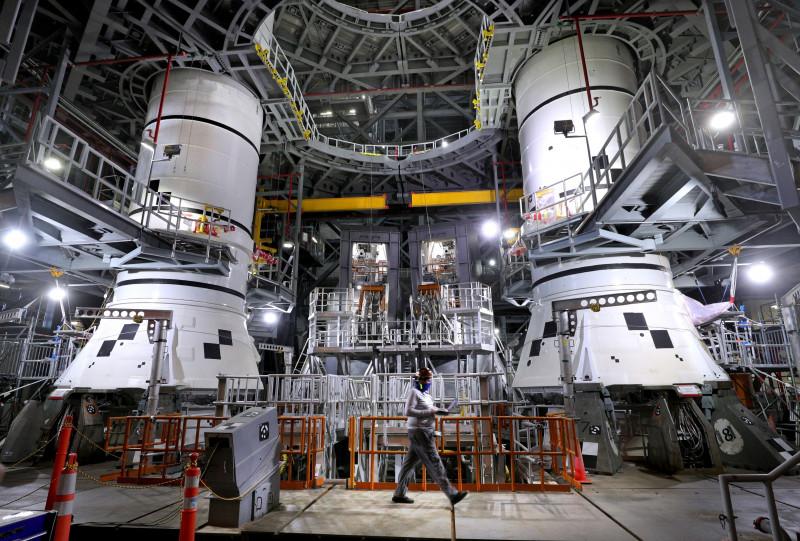 Imagine din hala unde se construiesc propulsoarele rachetei cu ajutorul căreia NASA vrea să reia misiunile cu echipaj uman pe Lună.