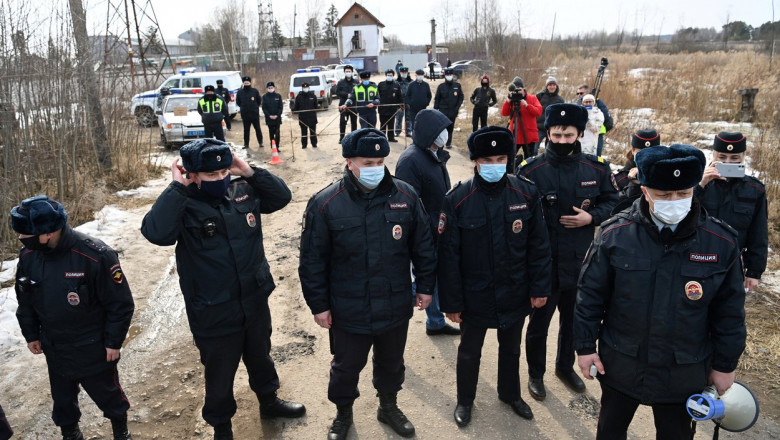 politisti masati pe drumul catre inchisoarea unde se afla alexei navalnii