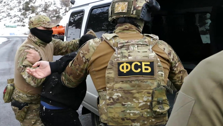 Agenţi FSB arestează un suspect. Imagine de arhivă.