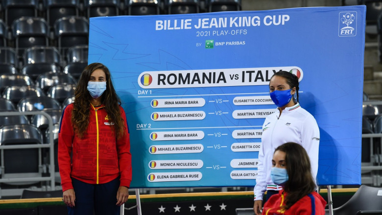 mihaela buzarnescu si martina trevisan stau langa tabelul cu programul meciurilor romania italia din fed cup