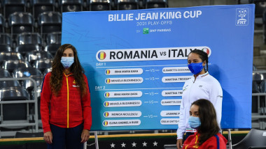 mihaela buzarnescu si martina trevisan stau langa tabelul cu programul meciurilor romania italia din fed cup