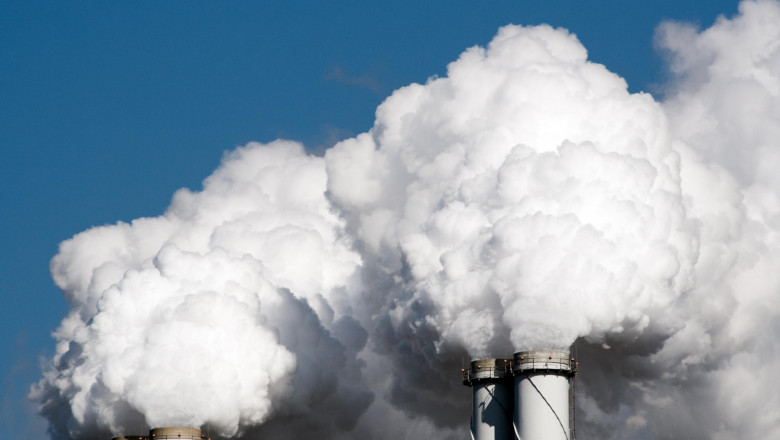 Poluare atmosferică produsă de fumul de la coşurile unei fabricii