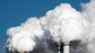 Poluare atmosferică produsă de fumul de la coşurile unei fabricii
