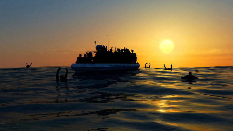 refugiati in barca si refugiati in apa cu mainile ridicate