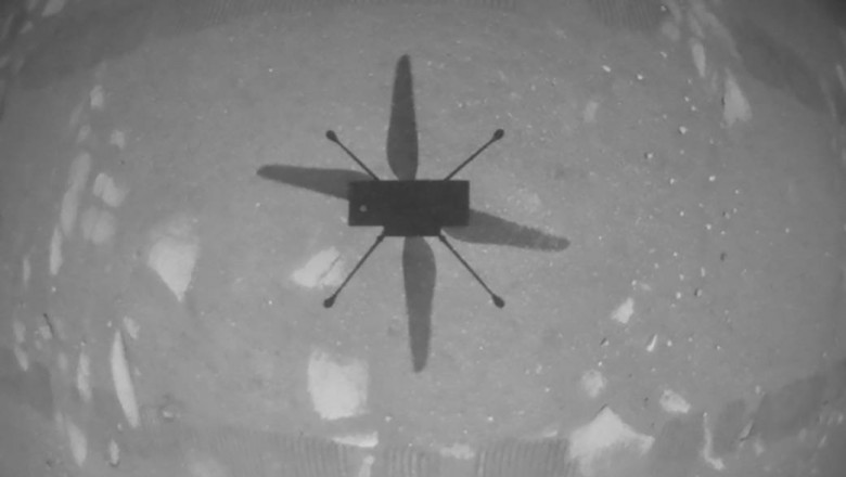 imagine alb negru cu elicopterul ingenuity zburand pe planeta marte