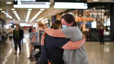 O mamă și fiica ei se îmbrățișează pe aeroportul din Sydney. Foto: Profimedia Images