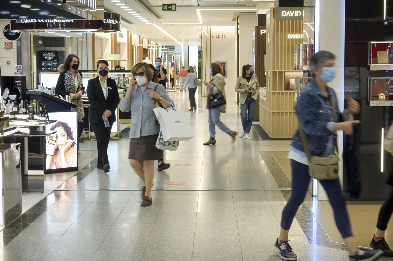 Portugalia a relaxat de luni restricţiile, iar magazinele au fost luate cu asalt
