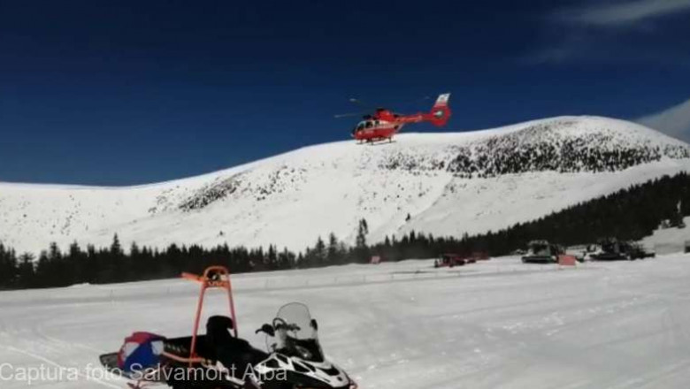 Un elicopter SMURD decolează de pe pârtia de schi.