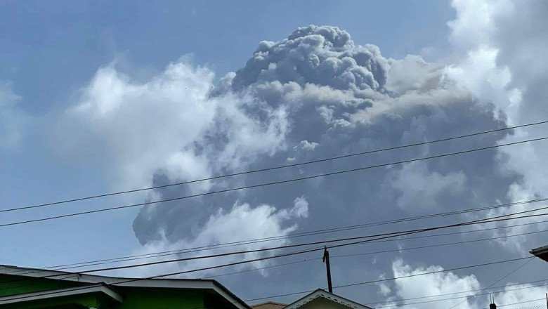 Nor de fum provocat de erupția vulcanului La Soufriere din Caraibe.