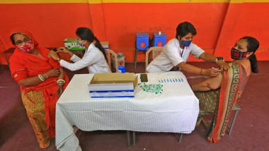 Două femei din India sunt vaccinate împotriva Covid-19