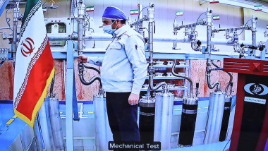 Un inginer iranian inspectează instalații de îmbogățirea a uraniului