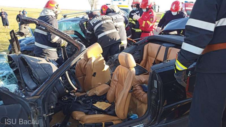 Pompierii scot victimele din două mașini distruse în accident