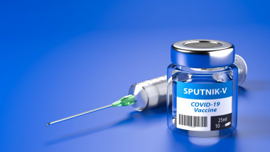Seringă lângă o doză de vaccin Sputnik.
