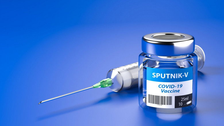 Seringă lângă o doză de vaccin Sputnik.