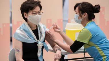 Femeie din China vaccinată de o asistentă medicală.