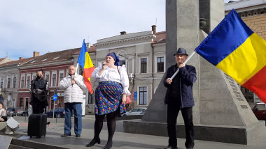 Diana Șoșoacă și Gheorghe Funar, discurs pe un monument din Cluj.