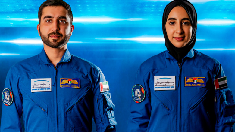Foto portret a doi astronauți din Emiratele Arabe Unite, printre care și prima femeie astronaut din această țară