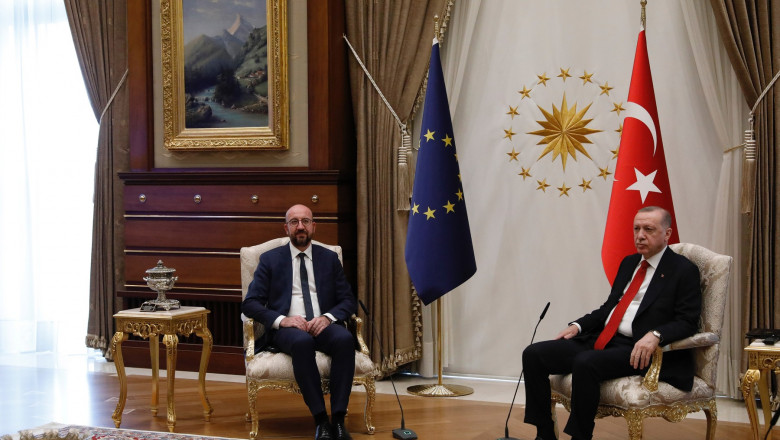 Charles Michel și Recep Erdogan stau pe fotolii