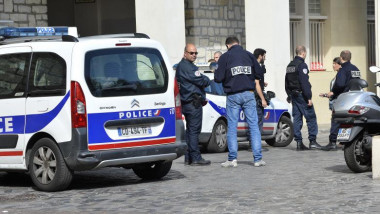 Polițiști francezi pe stradă.