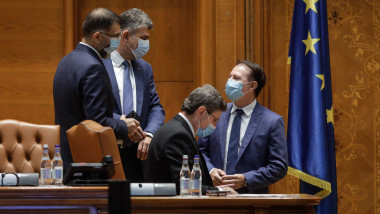 Marcel Ciolacu vorbește cu Florin Cîțu în Parlament.