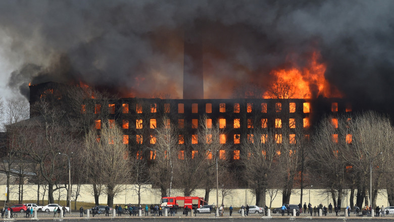 Clădirea unei fabrici arde în totalitate.