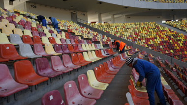Muncitori schimbă scaune pe Arena Națională.