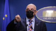 Raed Arafat cu masca la o conferinta