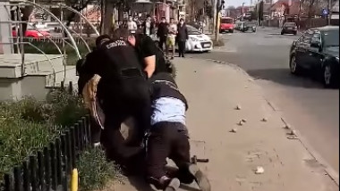 Bărbat beat și fără mască, pus la pământ și încătușat de polițiști