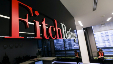 Firma compania Fitch din interiorul clădirii.