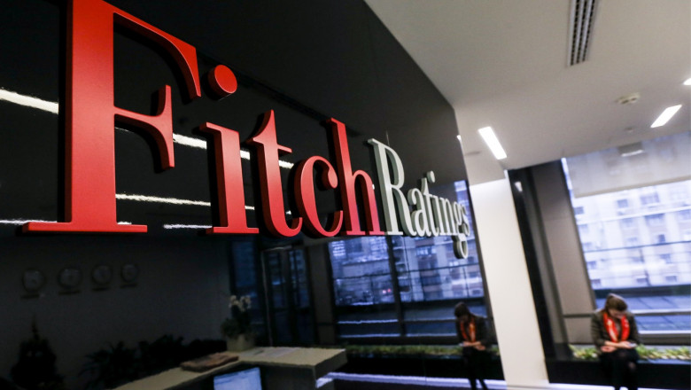 Firma compania Fitch din interiorul clădirii.