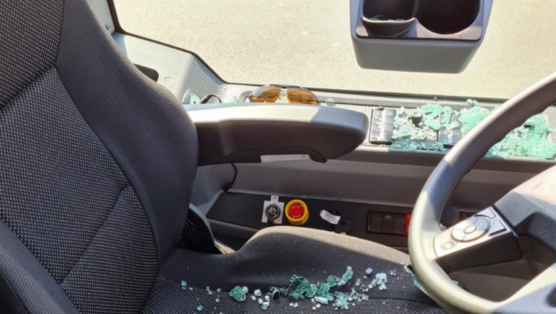Tânărul din Târgoviște a distrus geamul din dreptul șoferului autobuzului
