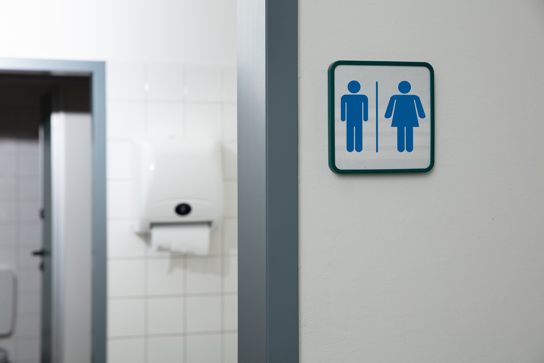 Pot lua COVID-19 la toaletă, dacă intru după o persoană infectată? Răspunsul lui Răzvan Cherecheș