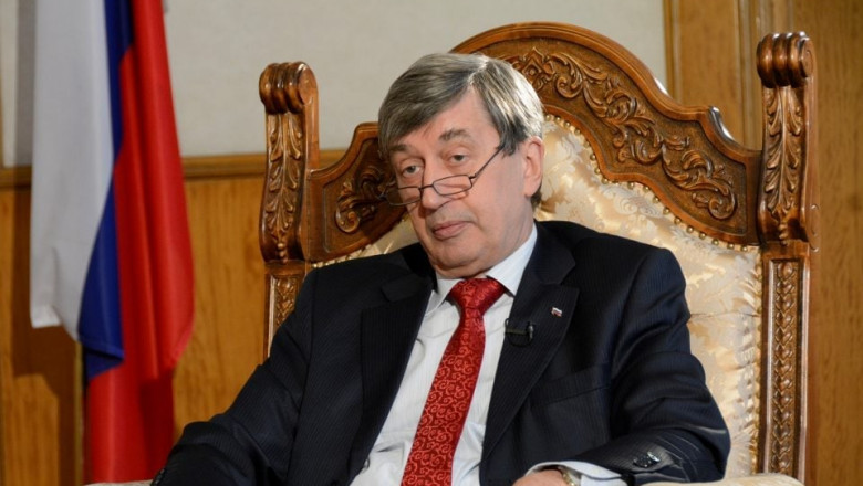 Valery Kuzmin, ambasadorul Rusiei la București, in fotoliu, cu ochelarii pe nas