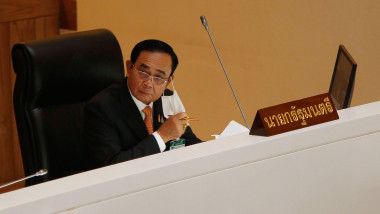 Premierul Thailandei își dă masca jos