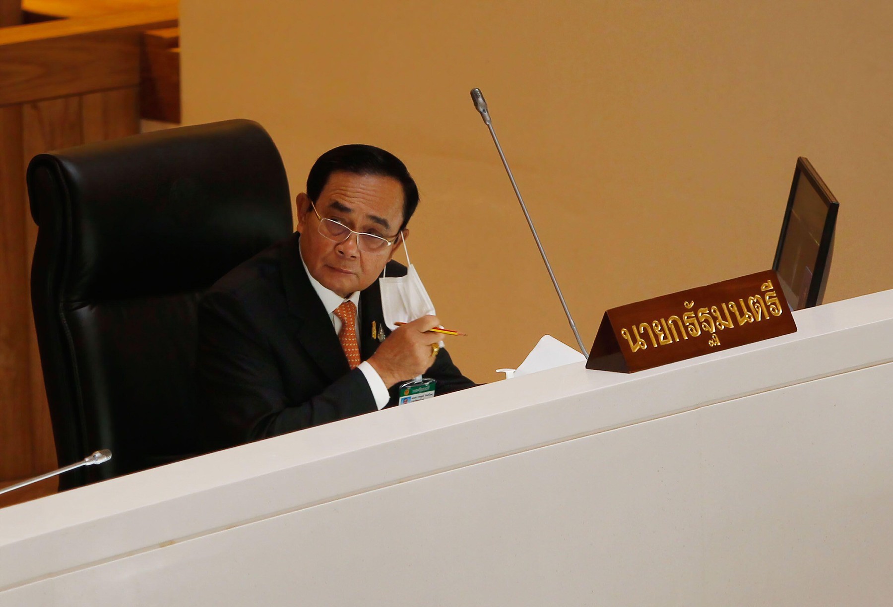 Premierul Thailandei a fost amendat cu 160 de euro după ce a pus pe Facebook poze în care apare fără mască