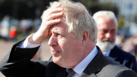 Boris Johnson cu mâna pe frunte