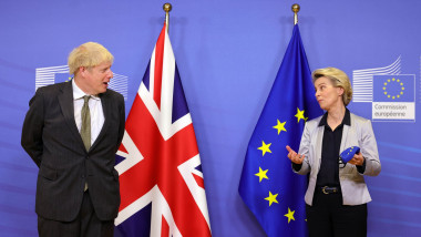 Boris Johnson și Ursula von der Leyen, cu steagurile UK și UE în spate