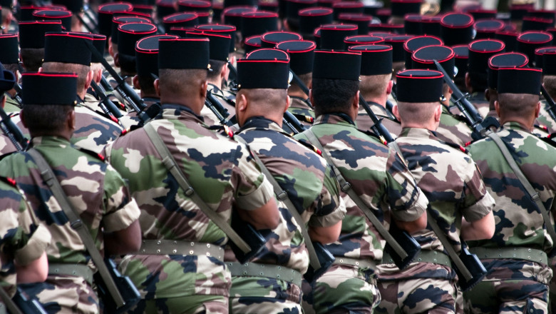militari francezi la parada fotografiati din spate