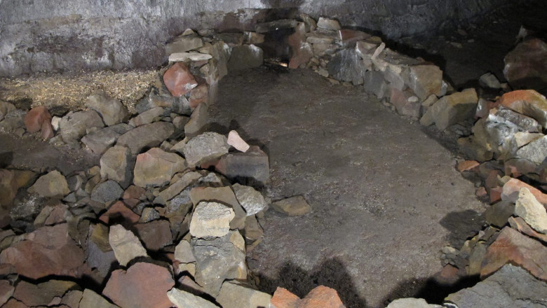 Corabia din pietre construită de vikingi în peșteră