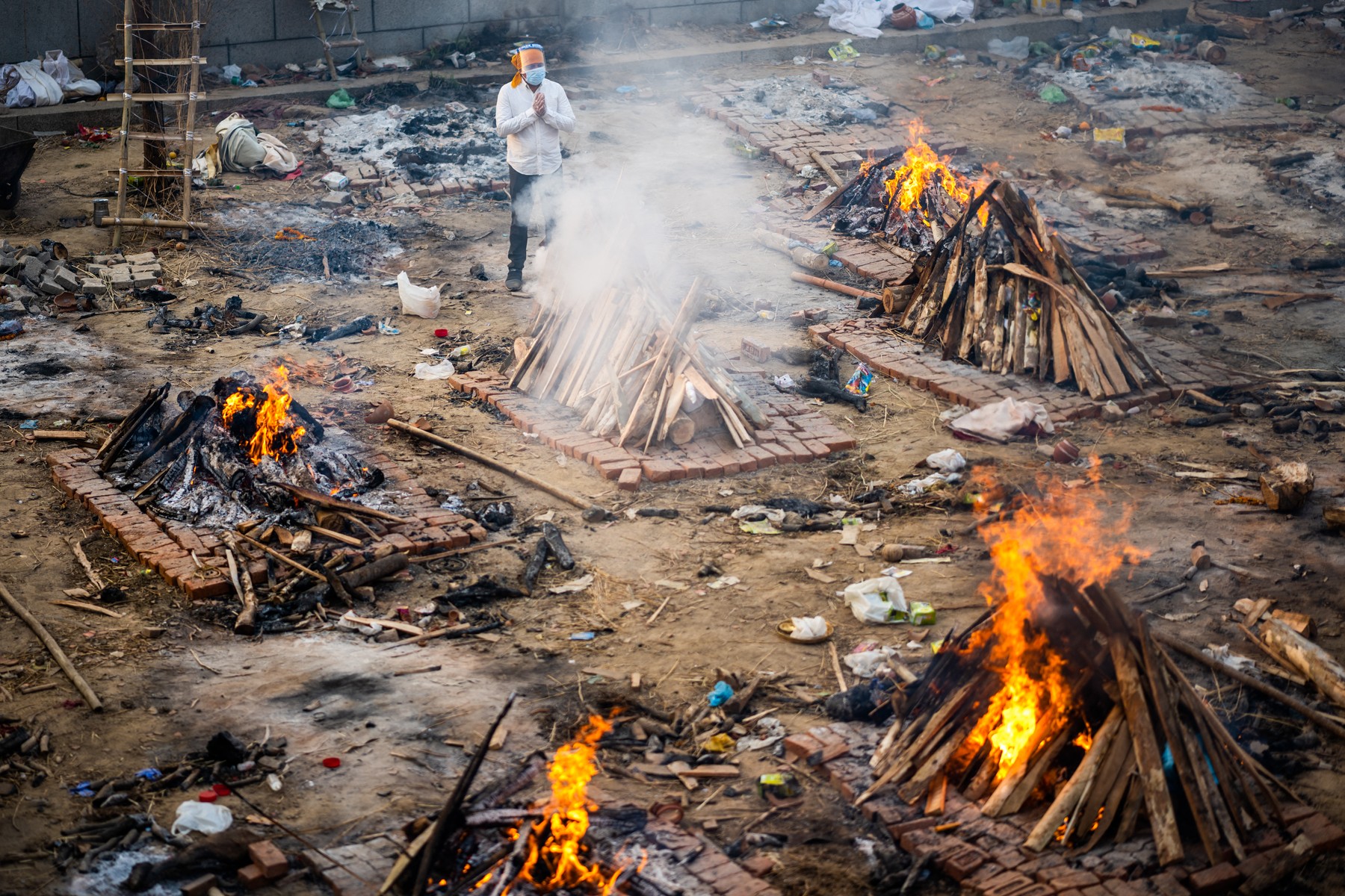 India, aproape de colaps. Crematoriile au rămas fără spațiu iar cadavrele sunt incinerate în parcuri și pe străzi