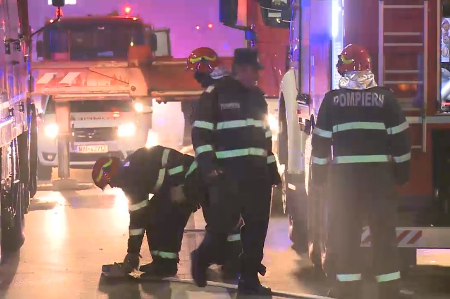 Locatarii unui bloc au fost evacuați de urgență după ce un apartament a luat foc