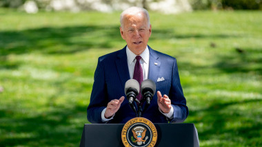 Președintele SUA, Joe Biden, vorbește de la tribună pe peluza din fața Casei Albe