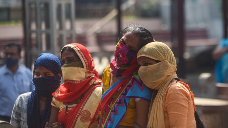 femei din india cu masca pe fata