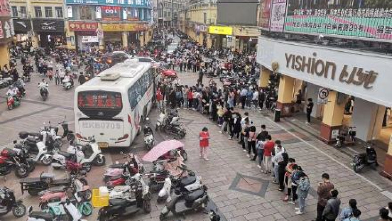 oameni la coada pentru a dona sange in china, in urma atacului armat