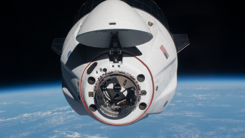 capsula crew dragon endeavour deasupra Pamantului in drum catre statia spatiala orbitala
