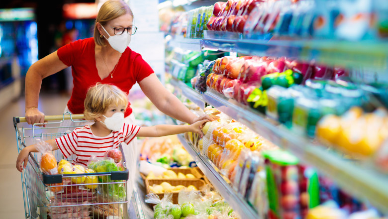 femeie si copil la cumparaturi, in supermarket
