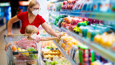 femeie si copil la cumparaturi, in supermarket