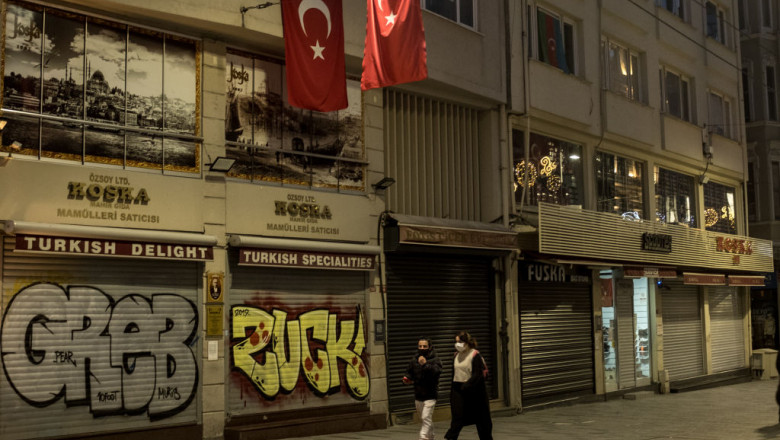 oameni pe o strada pustie in istanbul